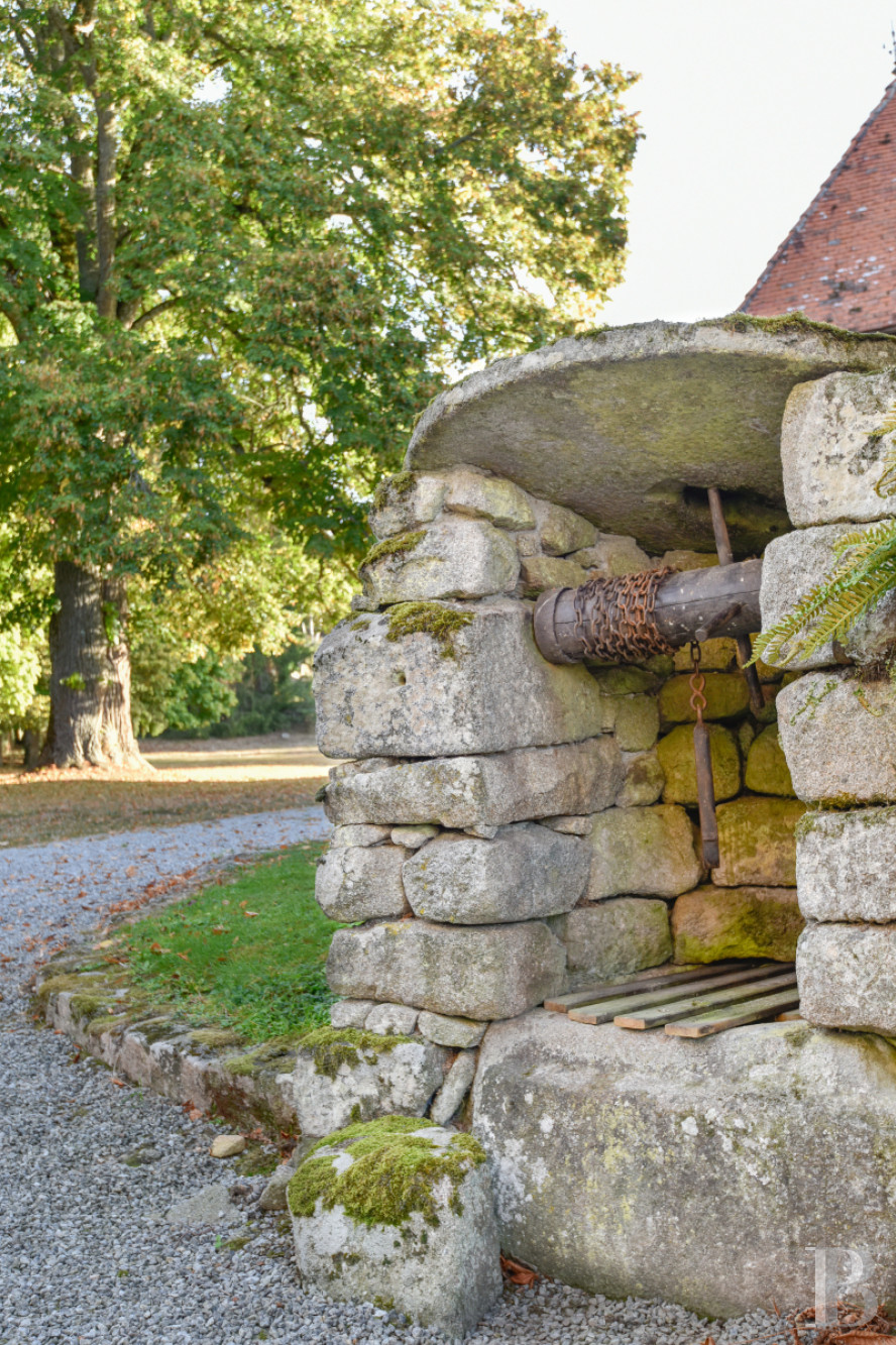 En Limousin, dans le sud-est de la Creuse et à proximité d’Aubusson, un logis indépendant du 17e siècle au centre d’une place forte médiévale,  - photo  n°31
